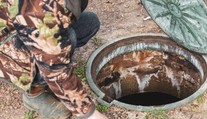 Rodinná tragédie na prasečí farmě. Otec, syn a dědeček se utopili v septiku