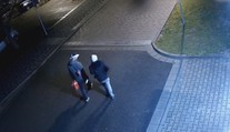 Policie pátrá po dvou mužích. Mohou objasnit vykradená auta a obchod