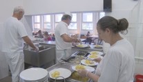 Tripartita jednala o platech nepedagogů. Řešením by mohla být zaručená mzda