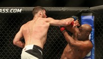 Dlouho jsem bojoval skoro slepý, šokoval šampion UFC a vyndal umělé oko