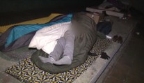 Venku jim byla zima. Bezdomovci se zabydleli v cizí chatě, zadržela je pak policie
