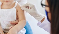 Důležitá vakcína pro děti v Česku stále chybí. Ministerstvo přiznalo problémy