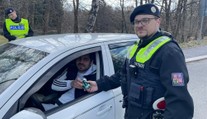 Nečekané gesto policistů. Při kontrole rozdávali řidičům pivo
