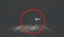 Muž vešel na silnici přímo před auto. Řidič už nedokázal zastavit