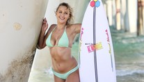 Trable sexy surfařky. Za močení do jezera čelí výhrůžkám smrtí