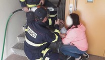 Dítěti uvízla hlava v zábradlí. Zachránit ho museli až hasiči
