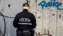 Za agresivní napadení hrozí strážníkovi vězení. Video otřáslo sociálními sítěmi