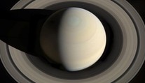 UNIKÁTNÍ FOTO: Cassini posílá záběry z těsné blízkosti Saturnu