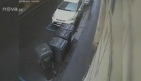 STRACH V PRAZE: Muž brutálně útočí na obličej nožem! Nepotkali jste ho? VIDEO