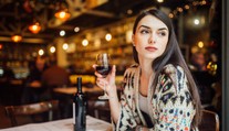 Ceny za víno letí strmě dolů! Mohou jásat i jeho čeští milovníci