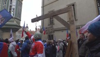 Demonstranti vyhrožovali politikům před Sněmovnou, přinesli i šibenici s oprátkou