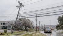 Spadlý elektrický drát zabil v Oregonu rodiče, hrdinka zachránila jejich miminko