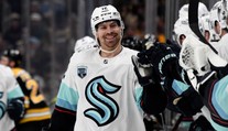 Hráč NHL zachránil skatepark v rodném městě. Za odměnu mu byl vyvěšen dres