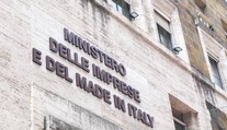 Italský politik zakopl na schodech. Způsobil tím naprostou pohromu