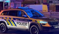 Smrtelná nehoda v Praze: Chodce srazilo policejní auto