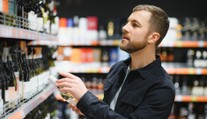 V obchodech odhalili závadné párky a víno. Inspekce varuje před jejich složením
