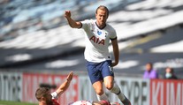 Nejhorší skluz v historii fotbalu? Fanoušci se smějí obránci Arsenalu