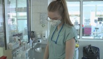 Adéla má před maturitou, v nemocnici teď kvůli covidu dělá dvanáctky