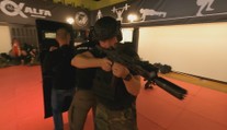 Strážníci nově mohou používat dlouhé zbraně. S puškami a samopaly už trénují