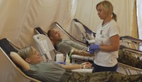 Chodící krevní banka daruje zraněnému krev do čtvrt hodiny, říká zdravotník