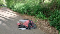 Lidé volali strážníky kvůli křičícímu spacáku na chodníku. Muži uvnitř se zdál ošklivý sen