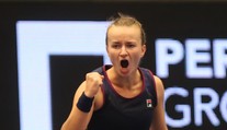 Krejčíková ustála dělový servis a zahraje si semifinále, Kvitová s Martincovou končí