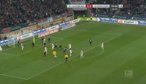 Fotbalový gólman skóroval v 94. minutě. Stadion burácel