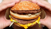 VIDEO: Žena si 20 let šetřila burger a hranolky. Ukázala, jak teď vypadají