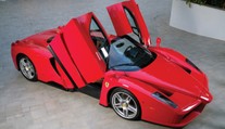 Módní guru Tommy Hilfiger prodává téměř nejeté Ferrari Enzo