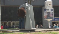 První co uvidí turisté v Praze? Před nádraží dali mobilní pisoáry