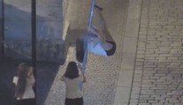 Vystoupení ovíněných dívek: Svíjely se kolem dopravní značky