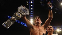 První UFC šampion se po letech vrací do klece. Zvládne znovu získat titul?