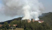 U hradu Velhartice hoří les. Platí třetí stupeň poplachu