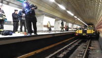Údržbáře při práci na lince A srazilo metro. Skončil těžce zraněný
