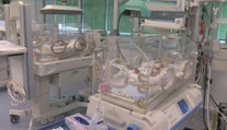 Žena se stala v 61 letech poprvé matkou. Porodila zdravého chlapečka