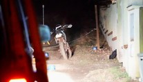 Mladík u Prahy najel do řetězu nataženého přes cestu, na místě zemřel