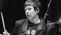 Zemřel bubeník legendární rockové kapely. Jeho kritická diagnóza se dlouho tajila