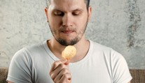 Lidé si koupili paprikové chipsy, chutnaly ale jinak. Obchody je stahují z prodeje