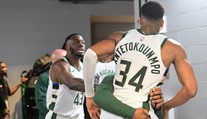 Jako malé děti. Hvězdě NBA ukradli míč, prali se o něj v šatnách