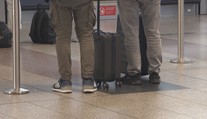 Majitel cestovní agentury chtěl po klientech peníze navíc. Možná jednal nelegálně