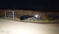 Řidič spadl s audinou do příkopu, dýchnout policistům odmítl