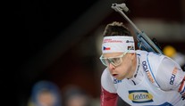 Biatlonisté na ženskou štafetu nenavázali. Se třemi trestnými koly skončili v TOP 10