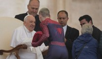 Místo záchrany světa jel navštívit Vatikán. Spiderman políbil papežovi ruku