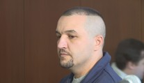 Družce rozbodal obličej a zlomil tři nože. Přežila zázrakem