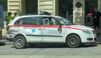 Filip Turek boural v Praze. Zdravotnické auto po srážce skončilo na střeše