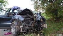 Passat narazil ve vysoké rychlosti do stromu. Dva lidé nepřežili