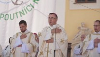 Desetitisíce lidí zamířily na Velehrad. Přišli věřící i stovky stánkařů
