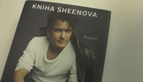 Charlie Sheen má za sebou bouřlivý život. Ve své autobiografii jde až na dřeň