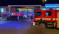 Hořelo v obchodním centru na pražském Zličíně. Stovky lidí museli evakuovat