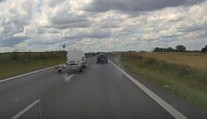 Řidič se i s vozíkem pustil do šílených manévrů. Ohrozil životy, ale o řidičák nepřijde